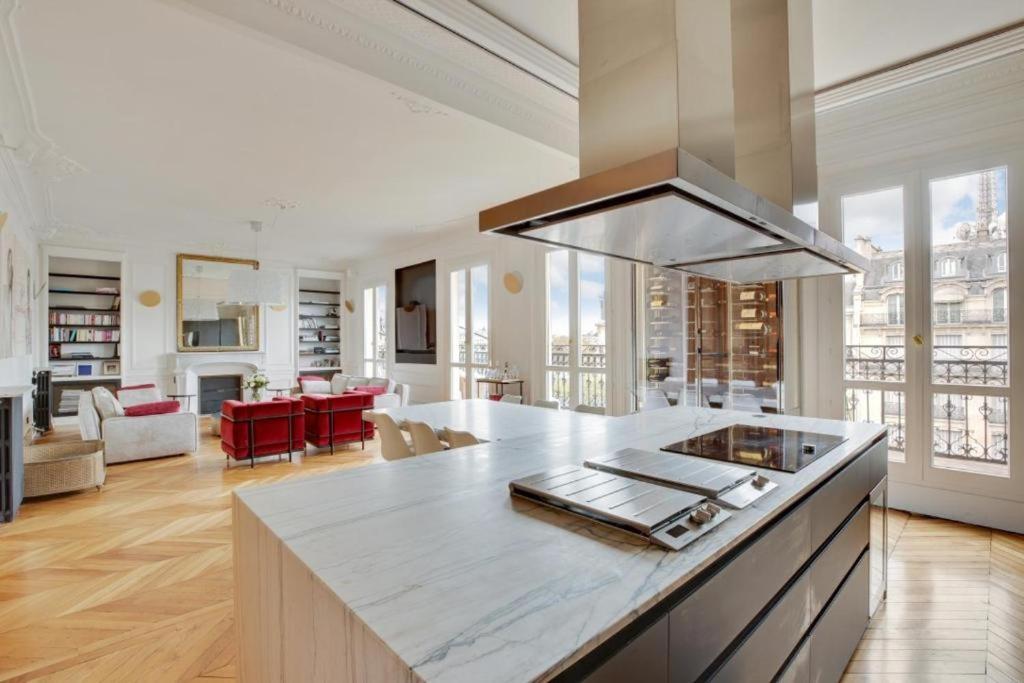 Luxurious Penthouse Near Champs Elysees And Front Of Eiffel Tower Parijs